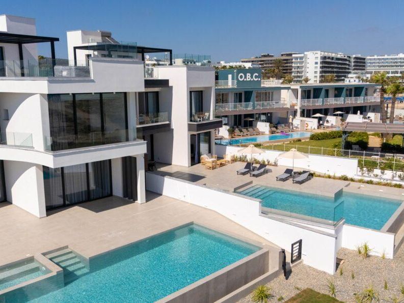 Aqua Breeze Beachfront Villas