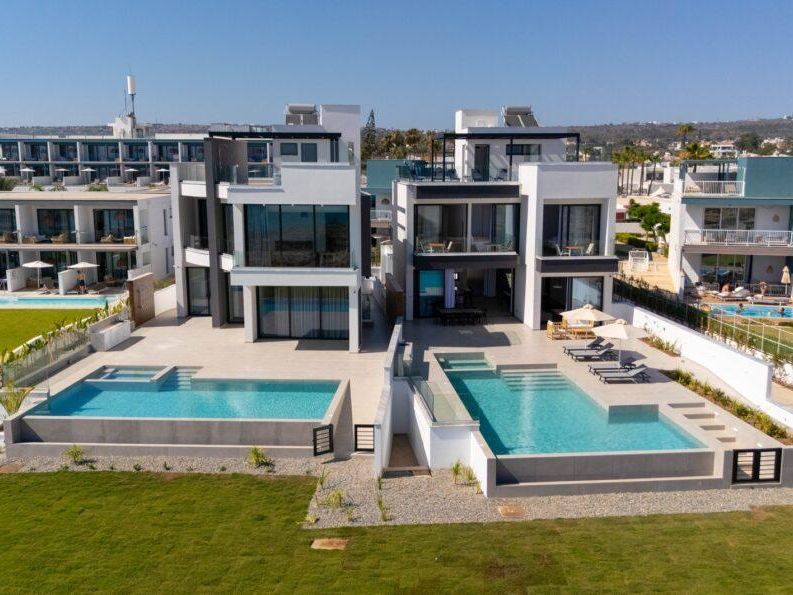 Aqua Breeze Beachfront Villas