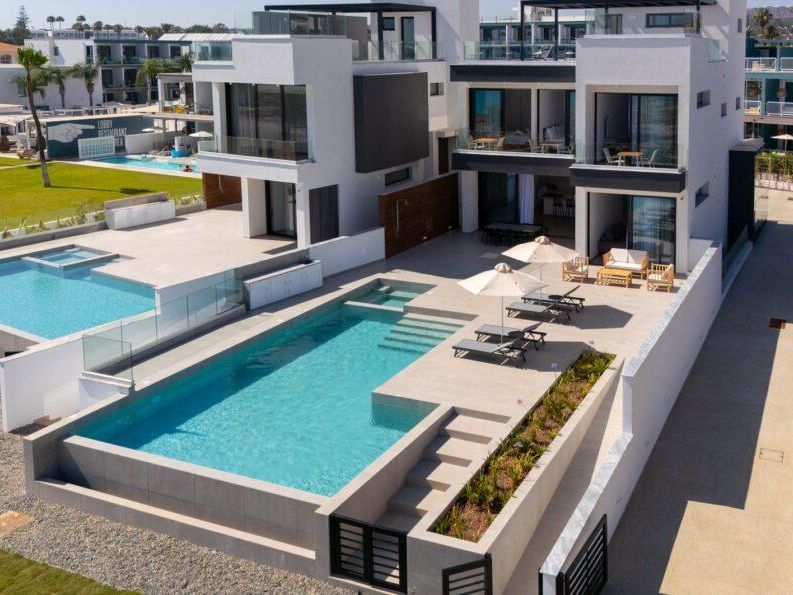 Aqua Breeze Beachfront Villas