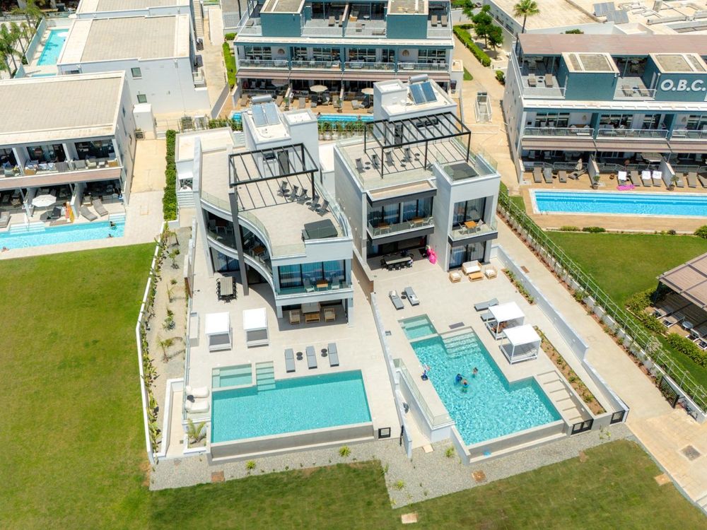 Aqua Breeze Beachfront Villas